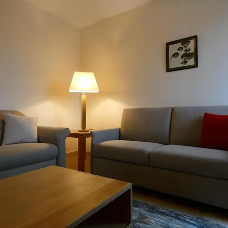 Apartment Spacieux Avec Rooftop Et Garages Prives A 3 Min De La Gare D'epernon - Fr-1-581-129 *